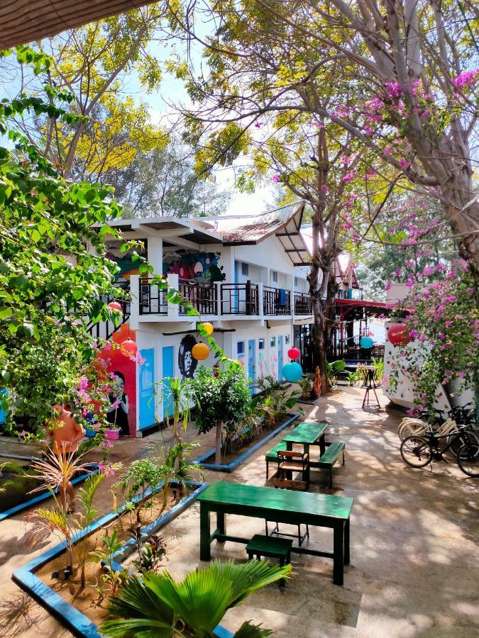 Gili Beach Bum Hostel Gili Trawangan Eksteriør billede